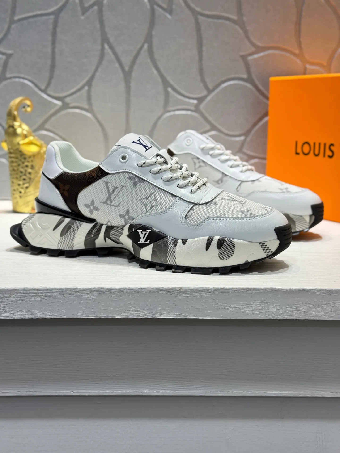 Men's shoes 💰440 [New style] 🐬🐬Top original order - Louis Vuitton®️ Trendy and fashionable yet low-key men's casual shoes, LV cowhide upper, comfortable and breathable, mesh lining, original rubber outsole, two colors available ~ a must-have for sportsmen. Size: 38-44 (45 customized